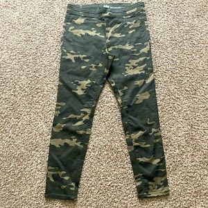 Dark green Army print pants